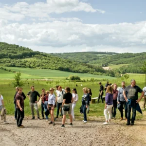 procházka po okolí - pohled na skupinu, Klima Vohančice 2026